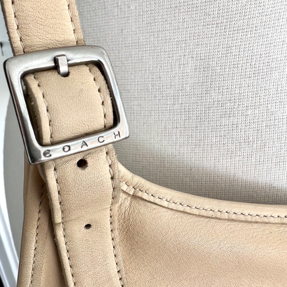 Vintage COACH No. C0P - 9135 Cross Body Bag in Bone - Picture 5 of 13